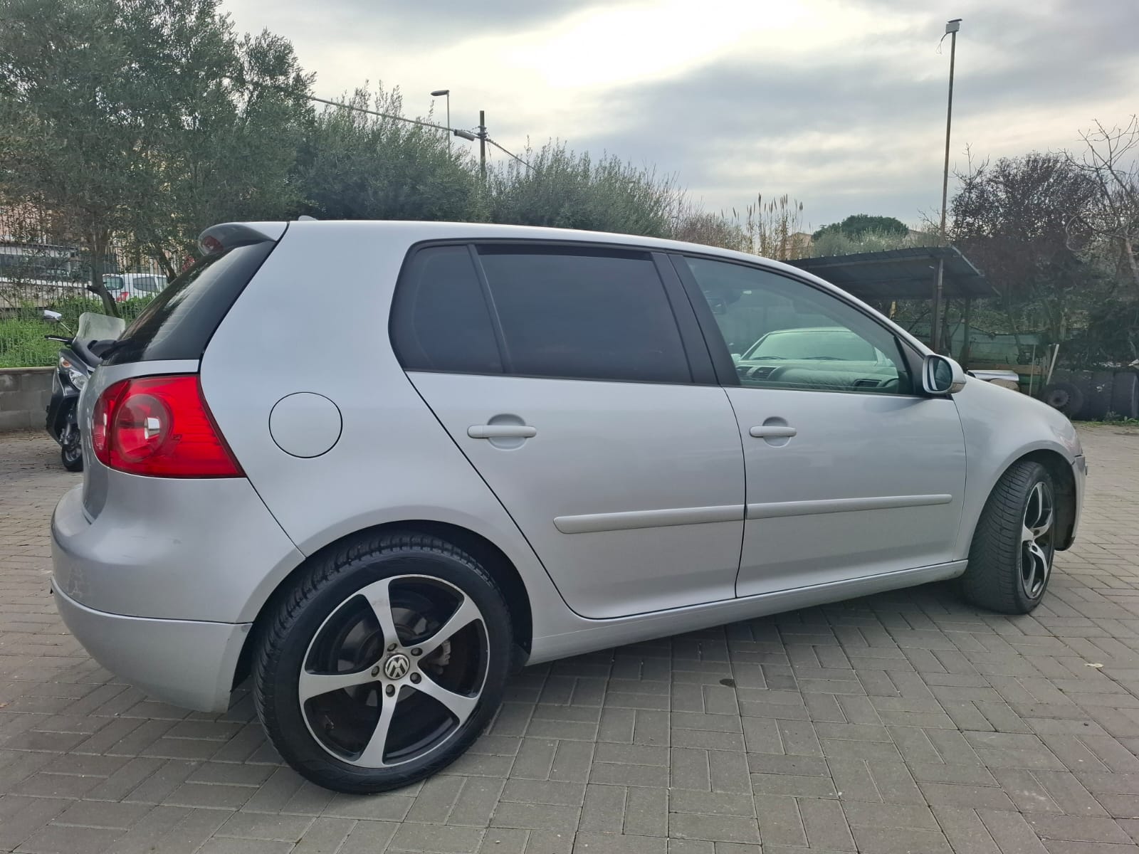 Volkswagen Golf 5 1.9 TDI 105CV Sport line  Neopatentati – Garanzia 12 mesi