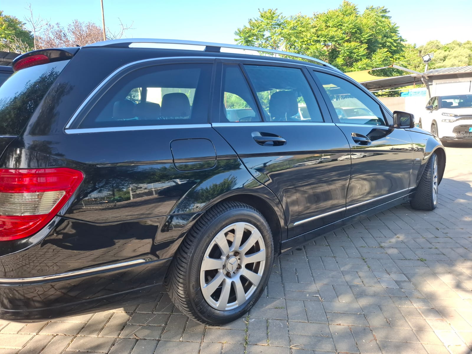 Mercedes Classe C220 Station Wagon, versione BlueEfficiency con cambio automatico